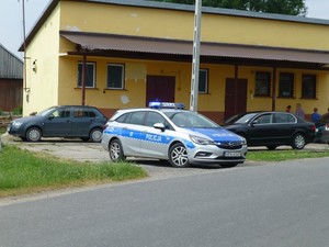 policyjny radiowóz podczas ewakuacji szkoły