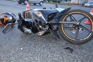 Uszkodzony motocykl.