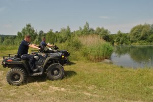 Policjanci nad wodą