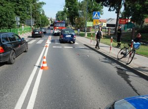 Fotografia przedstawia miejsce wypadku drogowego w Radymnie z udziałem rowerzysty i pojazdu renault.