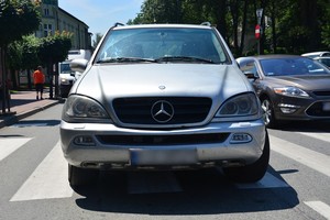 Mercedes stoi na przejściu dla pieszych, na którym doszło do potrącenia.