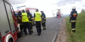 zdjęcie z miejsca kolizji: policjanci, strażacy, ambulans, śmigłowiec, wóz strażacki