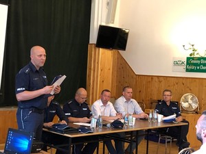 Policjanci oraz przedstawiciele władzy samorządowej na debacie społecznej w Chorkówce.