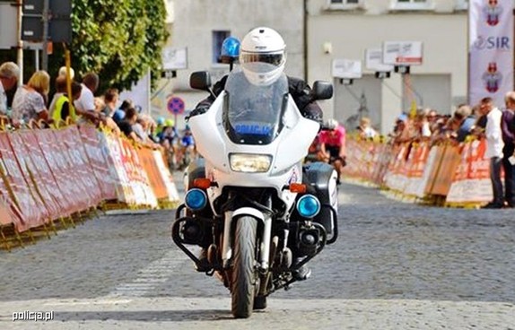 Motocykl policyjny zabezpieczający wyścig kolarski