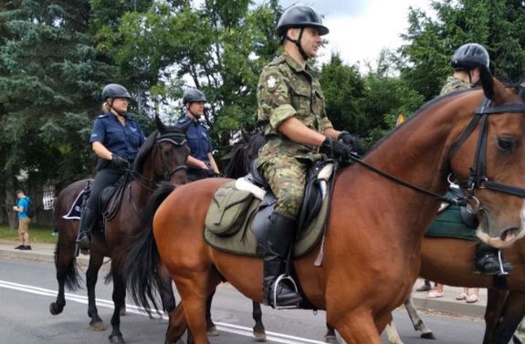 zdjęcie policjantów na koniach w trakcie pokazu