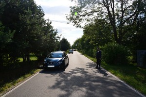 policjant pracujący na miejscu wypadku drogowego w Dobieszynie