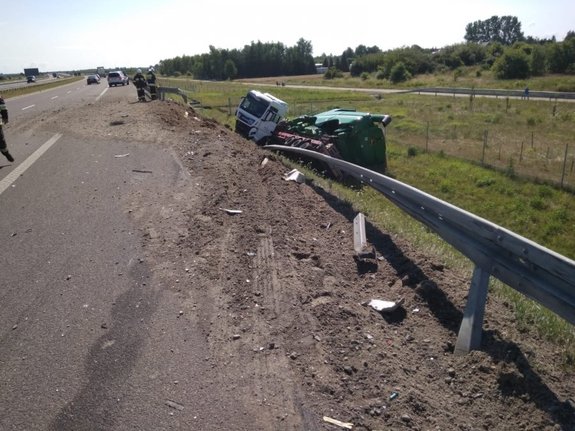 Tir przewrócony w przydrożnym rowie.