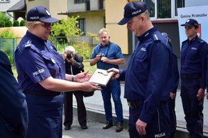 Policjanci podczas uroczystości przekazania kluczy do nowego posterunku