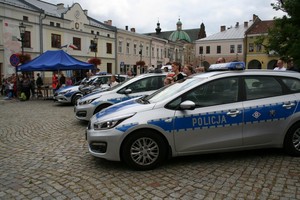 Obchody Święta Policji na krośnieńskim rynku.
