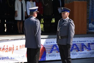 Dowódca uroczystości składa meldunek o jej rozpoczęciu Zastępcy Komendanta Wojewódzkiego Policji w Rzeszowie