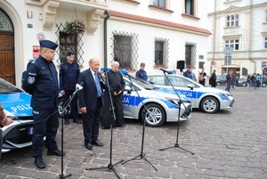 Przekazanie nowych radiowozów rzeszowskim policjantom