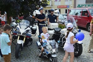 Dzieci oglądają motory policyjne