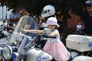 Dzieci oglądają motory policyjne