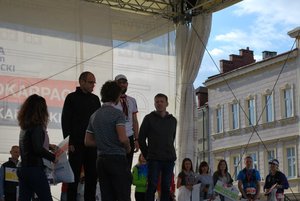 starszy aspirant Marcin Żaczek na podium Ultramaradonu Podkarpackiego.