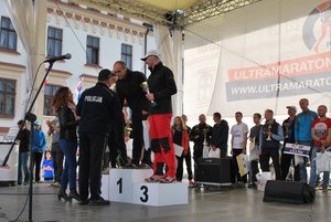 starszy aspirant Marcin Żaczek na podium Ultramaradonu Podkarpackiego.