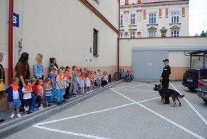 Przedszkolaki podczas wizyty w Komendzie Miejskiej Policji w Rzeszowie.