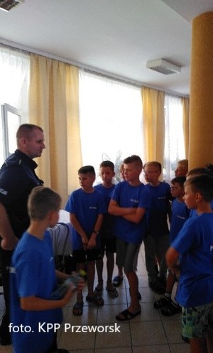 Policjanci z dziećmi na kolonii w Zarzeczu