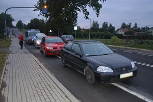 Uszkodzone samochody w Klimkówce, w tle radiowóz policyjny