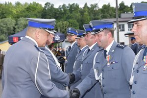 wręczenie medali policjantom KPP w Ustrzykach Dolnych