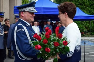 Uroczystość wprowadzenia generała na placu przed budynkiem komendy wojewódzkiej