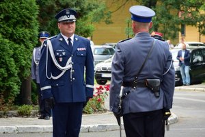 Uroczystość wprowadzenia generała na placu przed budynkiem komendy wojewódzkiej