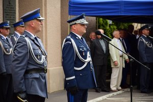 Uroczystość wprowadzenia generała na placu przed budynkiem komendy wojewódzkiej