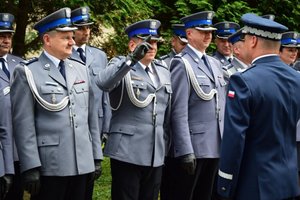 Uroczystość wprowadzenia generała na placu przed budynkiem komendy wojewódzkiej