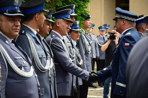 Uroczystość wprowadzenia generała na placu przed budynkiem komendy wojewódzkiej