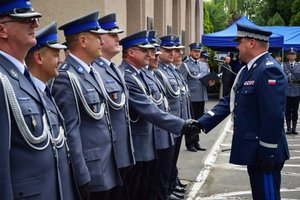 Uroczystość wprowadzenia generała na placu przed budynkiem komendy wojewódzkiej