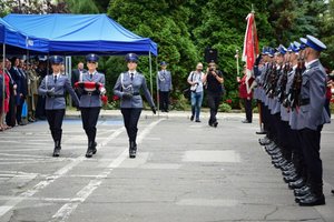Uroczystość wprowadzenia generała na placu przed budynkiem komendy wojewódzkiej