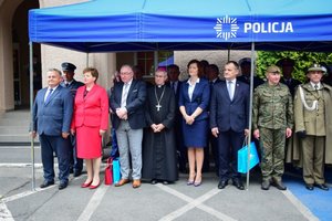 Uroczystość wprowadzenia generała na placu przed budynkiem komendy wojewódzkiej