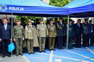 Uroczystość wprowadzenia generała na placu przed budynkiem komendy wojewódzkiej