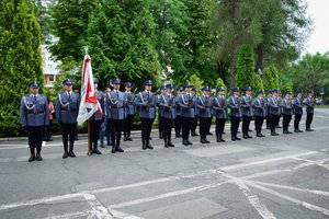 Uroczystość wprowadzenia generała na placu przed budynkiem komendy wojewódzkiej