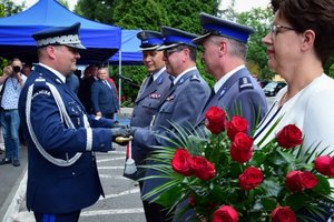 Uroczystość wprowadzenia generała na placu przed budynkiem komendy wojewódzkiej