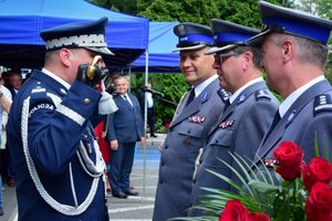Uroczystość wprowadzenia generała na placu przed budynkiem komendy wojewódzkiej