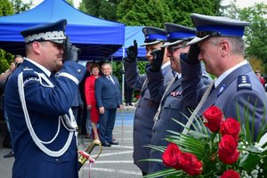 Uroczystość wprowadzenia generała na placu przed budynkiem komendy wojewódzkiej