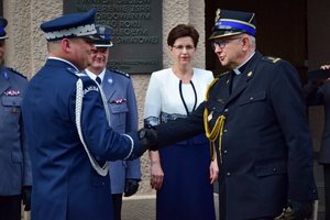 Uroczystość wprowadzenia generała przed budynkiem komendy wojewódzkiej