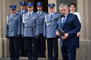 Uroczystość wprowadzenia generała przed budynkiem komendy wojewódzkiej