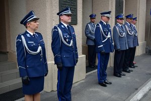 Uroczystość wprowadzenia generała przed budynkiem komendy wojewódzkiej
