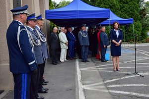 Uroczystość wprowadzenia generała przed budynkiem komendy wojewódzkiej