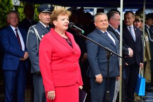 Uroczystość wprowadzenia generała przed budynkiem komendy wojewódzkiej