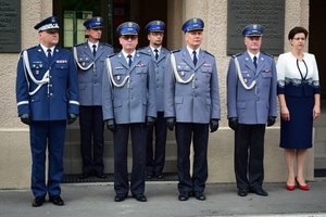 Uroczystość wprowadzenia generała przed budynkiem komendy wojewódzkiej