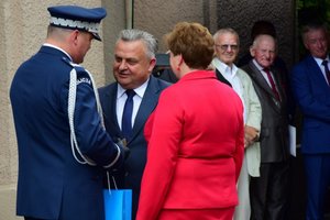 Uroczystość wprowadzenia generała przed budynkiem komendy wojewódzkiej