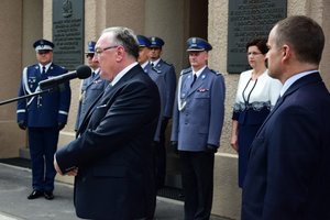 Uroczystość wprowadzenia generała przed budynkiem komendy wojewódzkiej