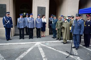 Uroczystość wprowadzenia generała przed budynkiem komendy wojewódzkiej