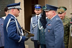 Uroczystość wprowadzenia generała przed budynkiem komendy wojewódzkiej