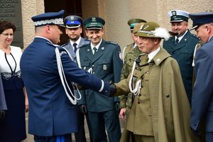 Uroczystość wprowadzenia generała przed budynkiem komendy wojewódzkiej