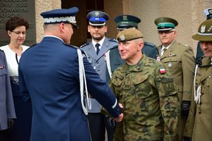 Uroczystość wprowadzenia generała przed budynkiem komendy wojewódzkiej