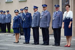 Uroczystość wprowadzenia generała przed budynkiem komendy wojewódzkiej