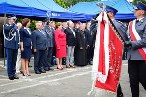 Uroczystość wprowadzenia generała przed budynkiem komendy wojewódzkiej